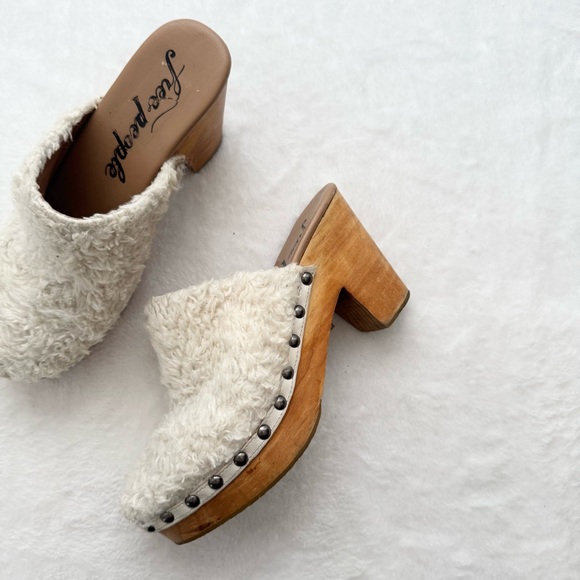 Free People Cabin Fever Chunky Wood Clog in Ivory Size 37 US 7 Boho Faux Fur - Picture 1 of 13